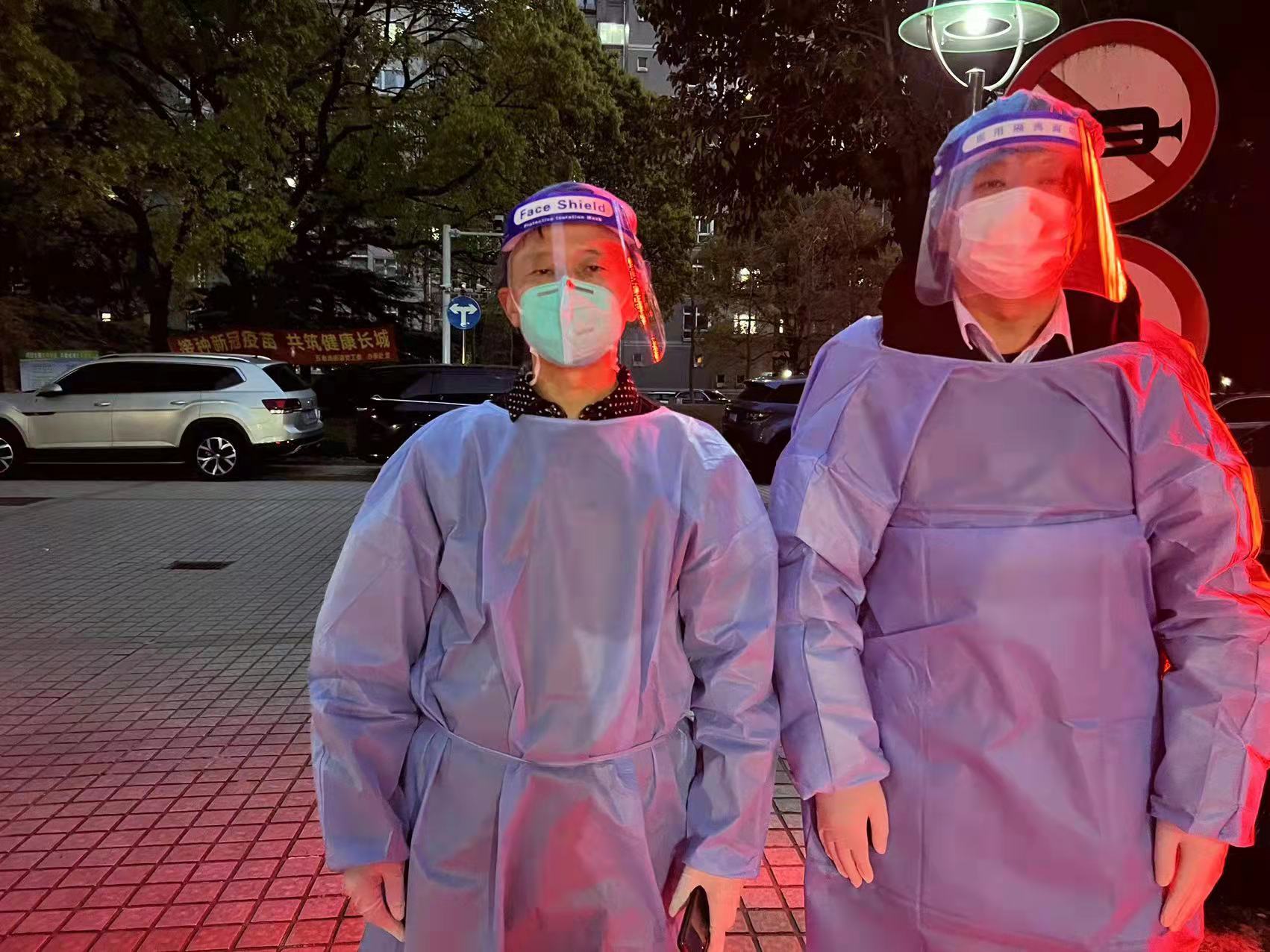 本部刘化景在小区巡逻,劝返下楼人员;递送外面来的生活必需品急件到每家门洞,按铃请业主下楼来取。